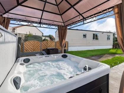 Hot Tub. Countryside. Coast. 5* Patrington Haven Leisure Park, East Yorkshire Villa Luaran gambar