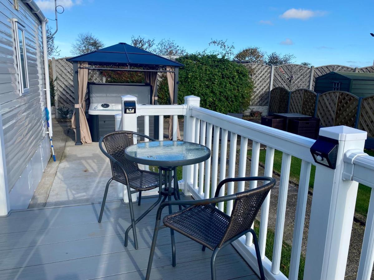 Hot Tub. Countryside. Coast. 5* Patrington Haven Leisure Park, East Yorkshire Villa Luaran gambar