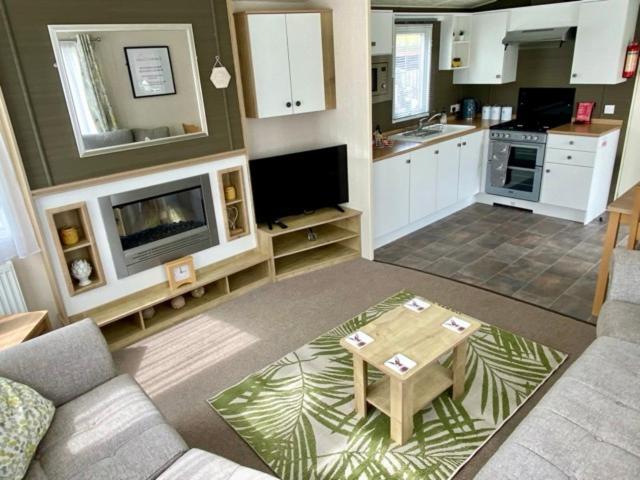 Hot Tub. Countryside. Coast. 5* Patrington Haven Leisure Park, East Yorkshire Villa Luaran gambar